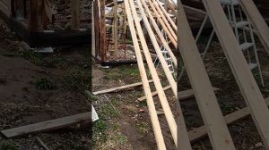 Обрешетка односкатной крыши под шифер. Покупка досок. Мастерская 5 на 6 из бревна и палок.