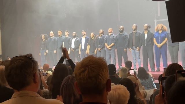 Romeo & Juliet Duke of York's Theatre Last Night Bows 4/8/24 Tom Holland (seemed more pleased) смотреть онлайн