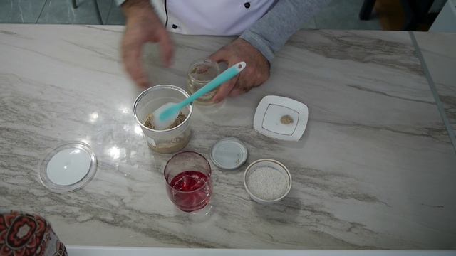 Кормление ржаной закваски (стартера).