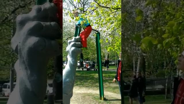 На Пасху в Центре, апрель 2017года. Нашли место для разминки. смотреть онлайн