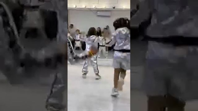 Костюмы для танцев из серебряной плащевой ткани. смотреть онлайн