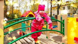 Настя Матвей и Полина играют на детской площадке