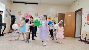 Утренник- "Плывут по небу облака", с шарами