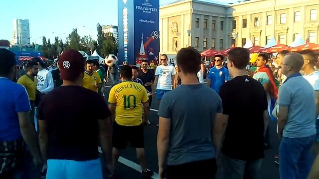 Фанаты чеканят мяч на площади Куйбышева смотреть онлайн