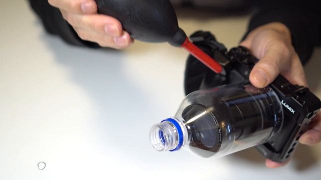 How To Cleaning The Compact Camera Sensor (Panasonic Lumix LX100)? (English Subtitles)相機傳感器髒了怎麼清潔 ?