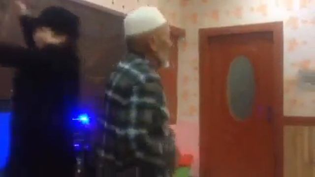 Женщина с дедам зажигает смотреть онлайн