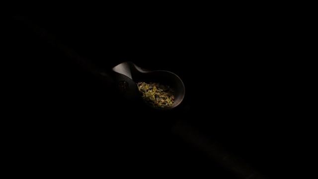 Вращение чаши с чаем в луче света смотреть онлайн