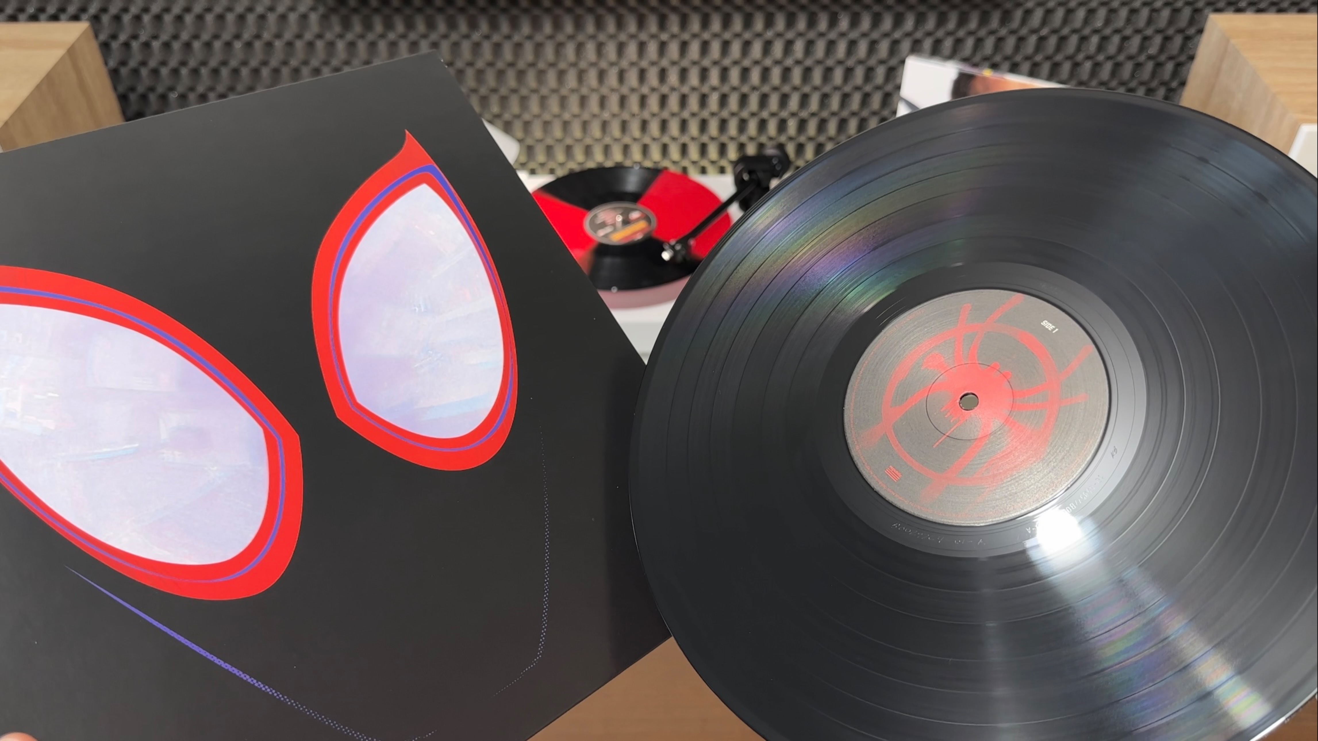 OST Spider-Man: Into The Spider-Verse - Распаковка и обзор виниловой пластинки смотреть онлайн