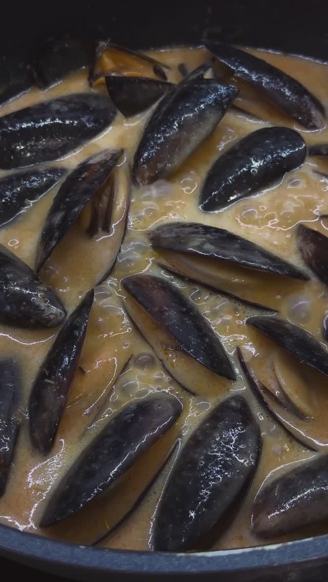 Элементарный способ приготовления мидий в соусе том ям. Слишком вкусно! Рецепт сохраняйте! смотреть онлайн