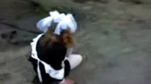 пьяная школьница ползет
домой.
