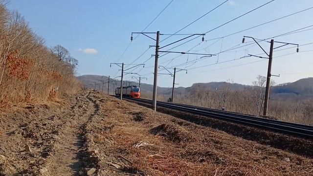 Электропоезд ЭП3Д-0033 сообщением Кипарисово-Владивосток выходит из кривой солнечным вечером. смотреть онлайн
