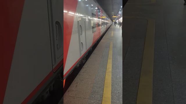 ЭС2Г "Ласточка" на станции "Площадь Гагарина" #поезд #метро #москва #подземка 🥰 смотреть онлайн