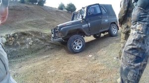 Уаз на блоках БТР в обоих мостах.