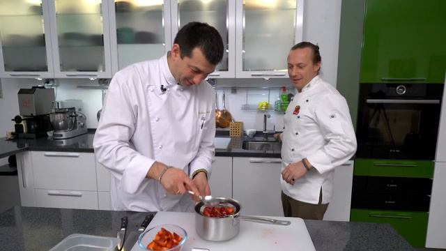 Клубничный БОРЩ с ванильным мороженым В гостях шеф-повар Василий Емельяненко смотреть онлайн