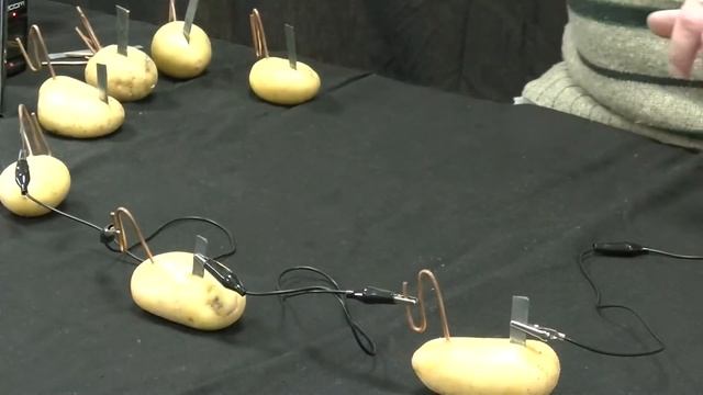 MED Expérience #5 - Faire une pile patates! Ou Comment allumer une diode avec des pommes de terres смотреть онлайн