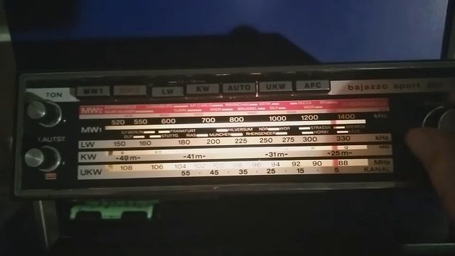 Пробую Telefunken Bajazzo Sport 201 на СВ, ДВ и КВ смотреть онлайн