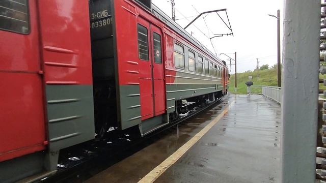Электропоезд ЭД4М-0338 отправляется со станции Разъезд Иня смотреть онлайн