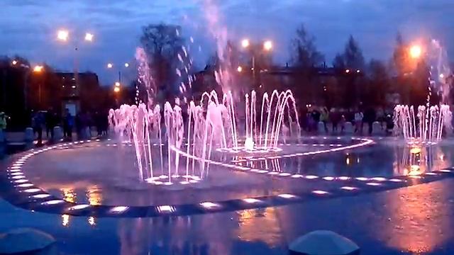 Светомузыкальный фонтан у дворца культуры металлургов в Череповце. смотреть онлайн