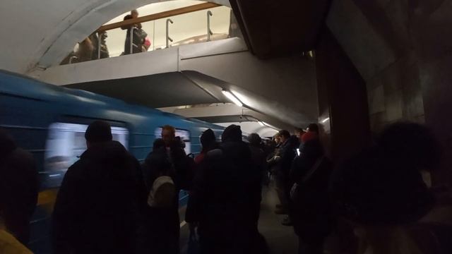 метропоезд 81-7080 е-км прибывает на станцию театральная смотреть онлайн