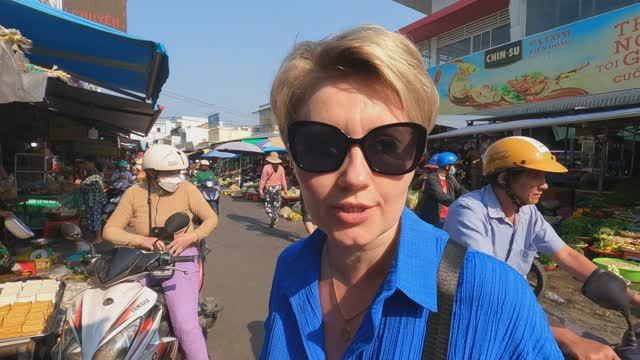 Фукуок/Дневной рынок/Деликатес из собаки смотреть онлайн