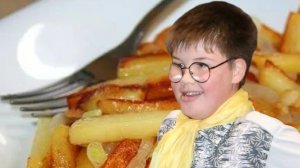 Лёва жарит картошку. Сам.