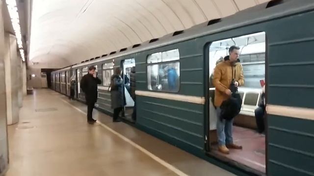 81-717/714.5М На станции Петровско-Разумовская смотреть онлайн