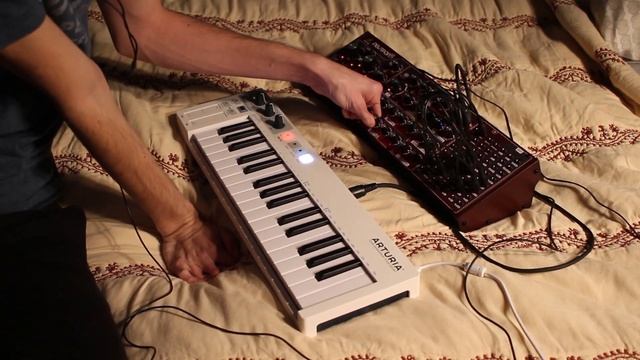 Behringer Neutron - Minimal Techno смотреть онлайн