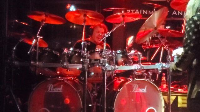 Mike "The Hitman" Kincaid performs "Pull me under" by DreamTheater and "Gates of Babylon" смотреть онлайн