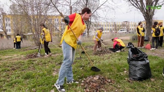 В сквере на Хлебной площади прошел субботник смотреть онлайн