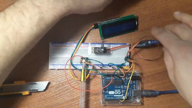 servo i potenciometr arduino LCD 1602. серво и потенциометр. смотреть онлайн