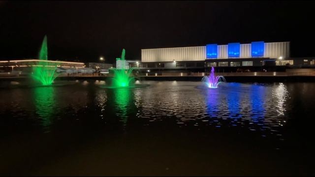 Фонтан в водоёме у ледового дворца спорта «Кристалл» (г. Электросталь) смотреть онлайн