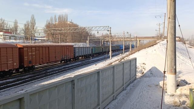 Электровоз ВЛ80С-128 с грузовым поездом близ ст. Трофимовский-1 смотреть онлайн
