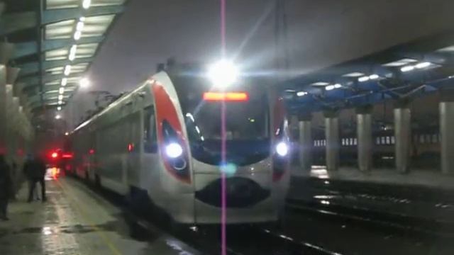 HRCS2-006 (поездом № 734) прибывает на ст. Днепропетровск смотреть онлайн