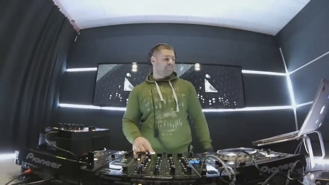 Live @ Radio Intense 20.12.2013 - ID Crash смотреть онлайн