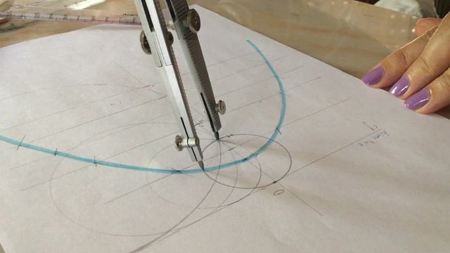 Parábola Propiedad: las circunferencias tangentes a la directriz y que pasan por el foco... смотреть онлайн
