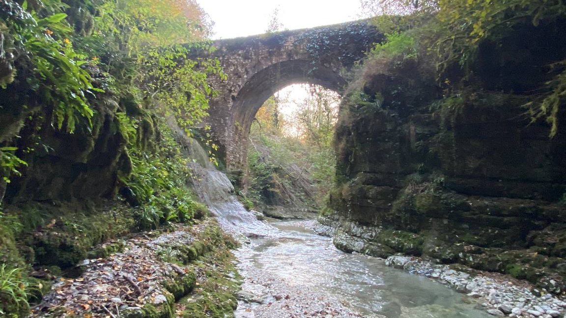 33. Снова на зиму в Абхазию. День 33, часть 2, 8.11.2024. Три котла, монастырские мосты и песни смотреть онлайн