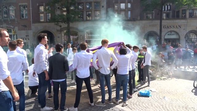 Zomervakantie is voorbij: studenten en studentes verzamelen zich onder gezang op de Dam / Amsterdam смотреть онлайн