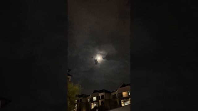 Video rec 06/01/2024 - Full Moon -22:31pm - Johannesburg, South Africa -iPhone 13 Pro Max- HD:30 1x смотреть онлайн