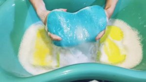 Asmr 🧽 sponge squeezing w magic water 💦✨