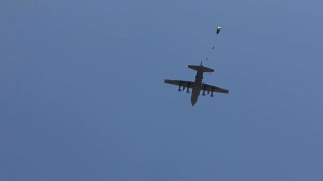 Static Line Jump vs Military Freefall, which is better? смотреть онлайн