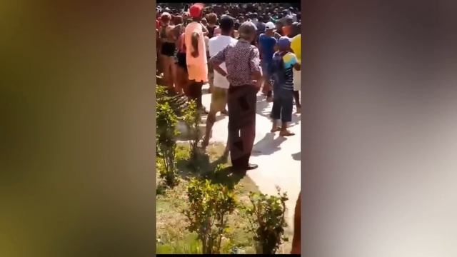 VIDEO: Estallan protestas en Santiago de Cuba, la dictadura despliega sus tropas смотреть онлайн