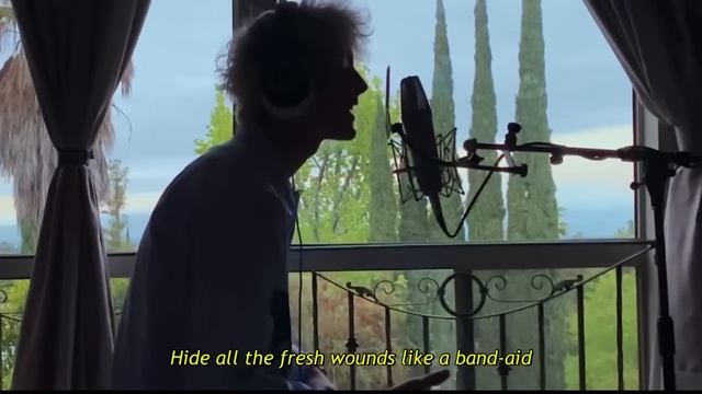 Machine gun Kelly - In These walls ( feat. Lynn Gunn)- Lyrics Video ( lockdown sessions) смотреть онлайн