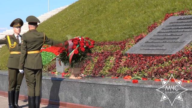 Торжественное возложение цветов к Кургану Славы смотреть онлайн