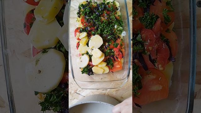 готовим в духовке, картошка с сыром зеленью и помидорами