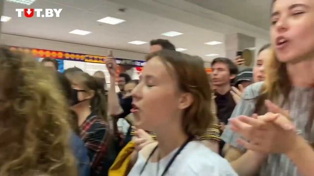 Студенты МГЛУ скандируют лозунги в холле университета смотреть онлайн