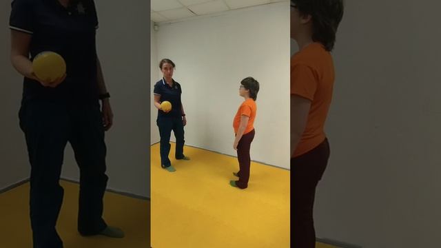 Игры с мячом для развития мелкой и крупной моторики. Отбиваем мяч от пола