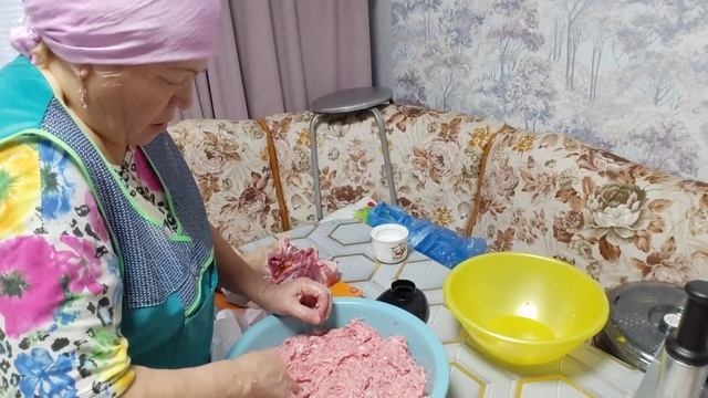 Занимаюсь на кухне// готовлю фарш // большая курица// смотреть онлайн