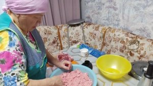 Занимаюсь на кухне// готовлю фарш // большая курица//