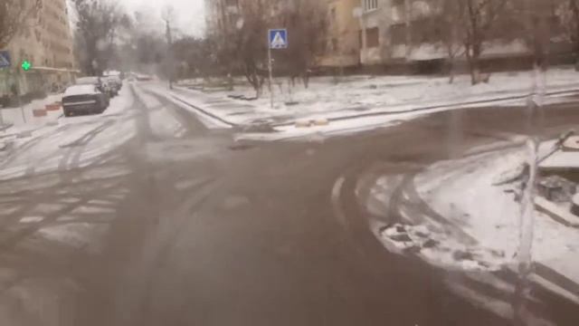 "полусферы в повороте+машины"Печально известная улица Клавдиевская масива Новобеличи(Сахалин)г.Киев смотреть онлайн
