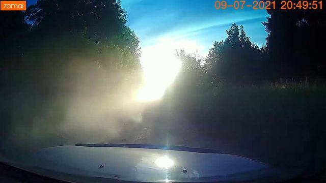 Закатные лучи на пыльную дорогу и... смотреть онлайн